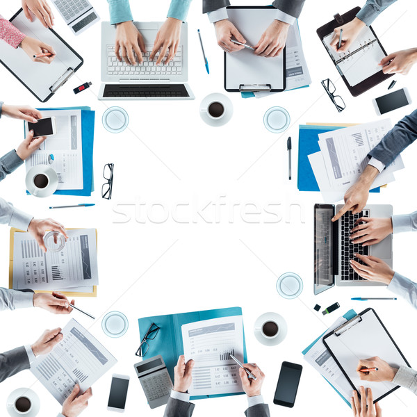 Equipe de negócios reunião trabalhando mesa de escritório mãos topo Foto stock © stokkete
