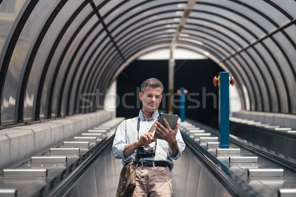 Uomo scala mobile tablet digitale ricerca indicazioni Foto d'archivio © stokkete