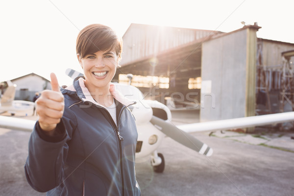 Jeunes pilote souriant posant [[stock_photo]] © stokkete