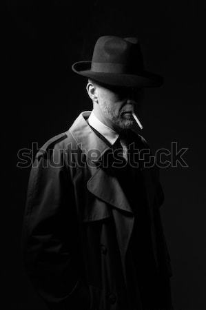 Uomo gun poliziesco indossare fedora Foto d'archivio © stokkete