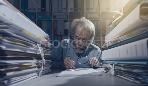 Stockfoto: Senior · onderzoeker · vergrootglas · vergrootglas · schrijven · bureau