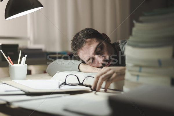 Mann schlafen Schreibtisch junger Mann spät Nacht Stock foto © stokkete