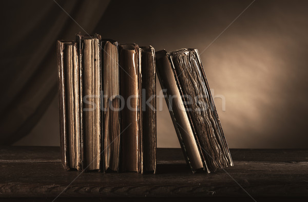 Foto stock: Antigua · libros · edad · mesa · naturaleza · muerta · alfabetismo