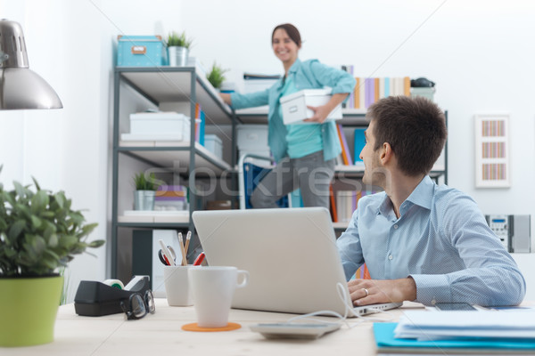 Dos personas de trabajo oficina hombre portátil primer plano Foto stock © stokkete