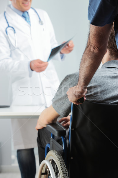 Dezactivat tânăr medic birou scaun rulant Reuniunea Imagine de stoc © stokkete