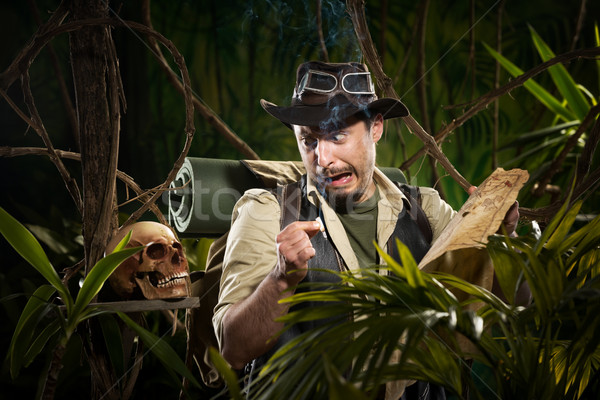 Niebezpieczeństwo dżungli odkrywca Pokaż palenia Zdjęcia stock © stokkete