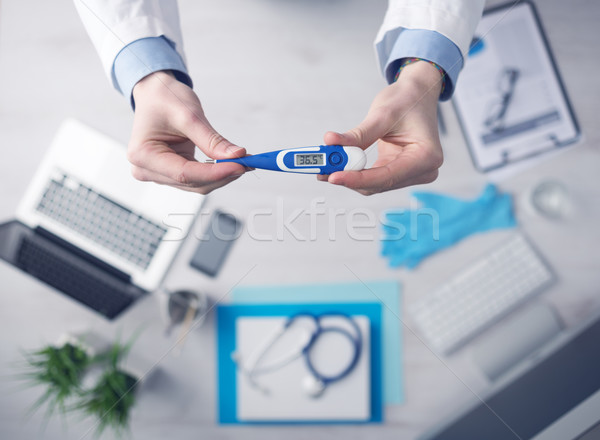 врач температура цифровой термометра Сток-фото © stokkete