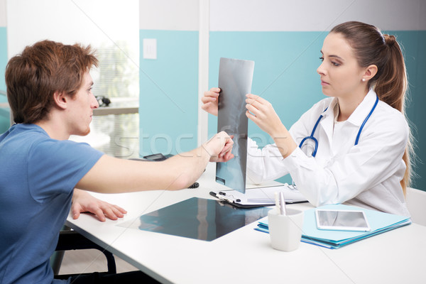 Foto stock: Paciente · jovem · médico · feminino · discutir · raio · x