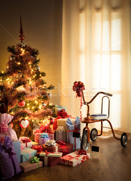 Vintage Noël intérieur décoré arbre cadeaux Photo stock © stokkete