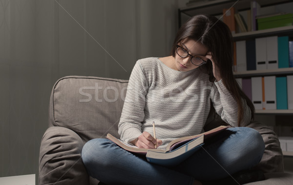 Fată studiu tarziu noapte examen lectură Imagine de stoc © stokkete