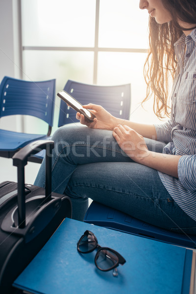 Jeune femme attente départ séance salon d'attente [[stock_photo]] © stokkete