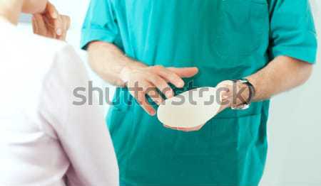 Plastische chirurgie arts tonen borsten vrouwelijke patiënt Stockfoto © stokkete