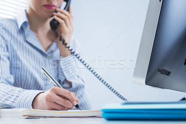 Werken telefoon vrouw schrijven beneden merkt Stockfoto © stokkete