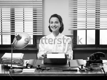 Peinzend secretaris schrijfmachine vintage vrouw hand Stockfoto © stokkete