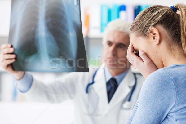 Orvos megvizsgál röntgen szomorú nő konzultáció Stock fotó © stokkete