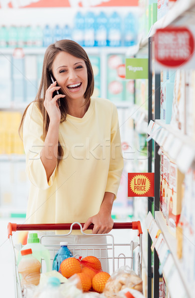 Foto stock: Telefone · mulher · chamada · armazenar · sorridente · atraente · mulher · jovem