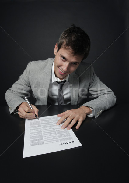 Contract glimlachend zakenman ondertekening business kantoor Stockfoto © stokkete