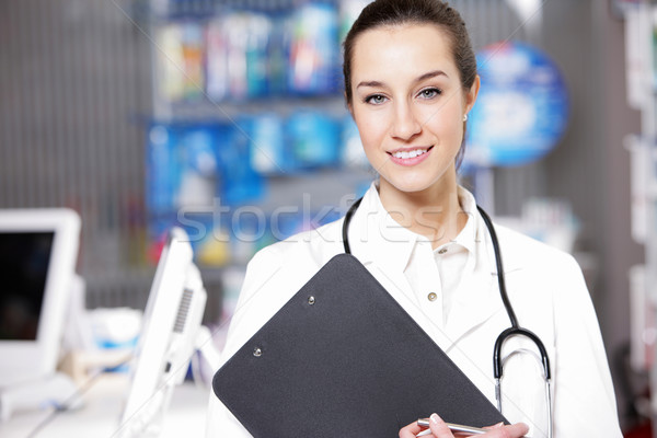 Foto stock: Farmácia · sorridente · mulher · jovem · farmacêutico · estetoscópio