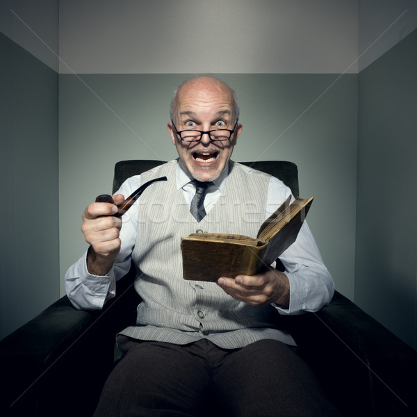 Foto stock: Senior · leitura · sala · de · estar · homem · poltrona