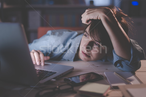 álmos nő dolgozik laptop kimerült irodai asztal Stock fotó © stokkete