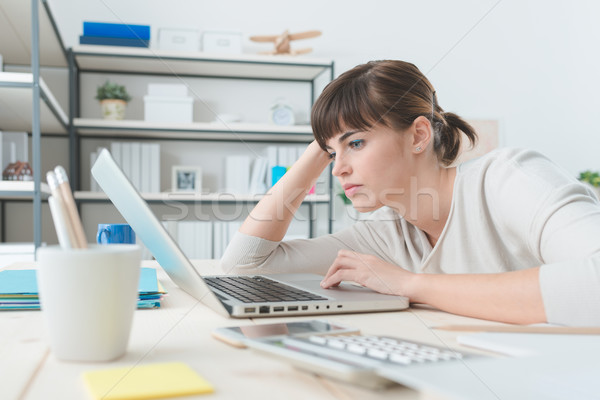 Stock fotó: Csalódott · nő · dolgozik · laptop · fáradt · irodai · asztal