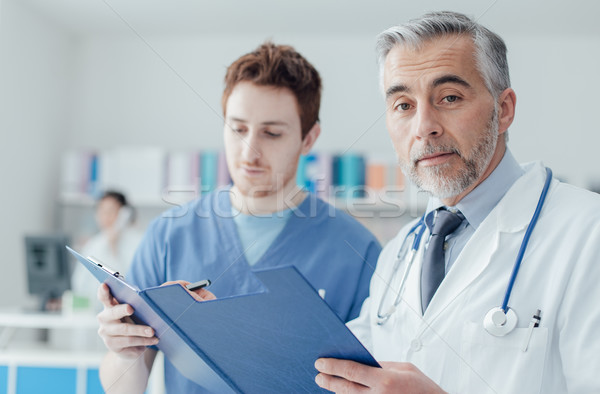 Orvosok megvizsgál orvosi lemezek orvos háziorvos Stock fotó © stokkete