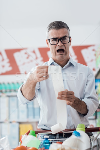 Férfi hosszú nyugta megrémült élelmiszer vásárlás Stock fotó © stokkete