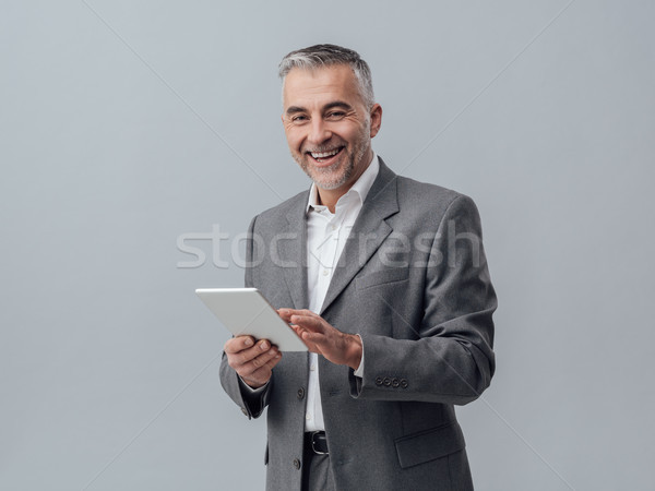 Stockfoto: Zakenman · tablet · vrolijk · digitale · apps