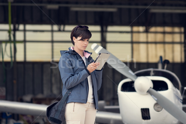 Piloot luchtvaart apps vrouwelijke voorbereiding Stockfoto © stokkete
