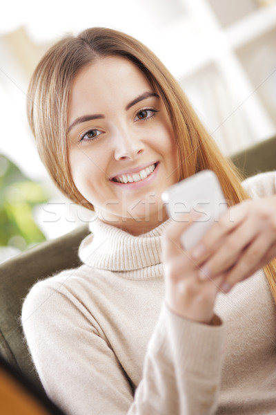 Sms üzenetküldés fiatal gyönyörű nő nő internet technológia Stock fotó © stokkete