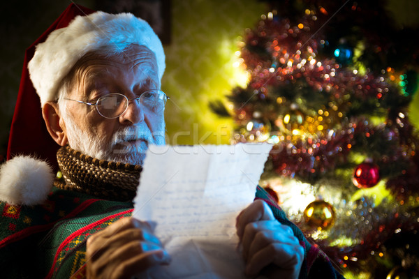 Foto stock: Papai · noel · leitura · e-mail · crianças · natal · cartas