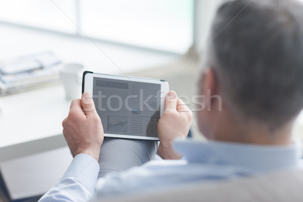男子 觸摸屏 片劑 坐在 榻 數字 商業照片 © stokkete