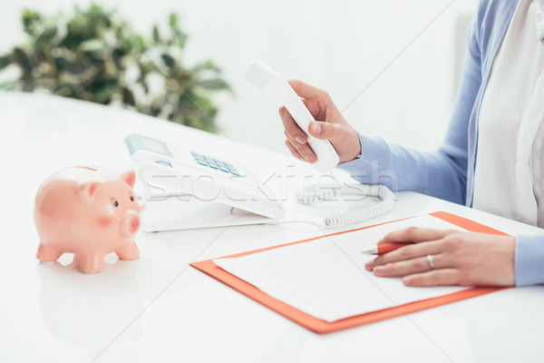 финансовое планирование Consulting женщину подписания документа призыв Сток-фото © stokkete