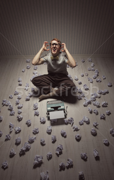 Frustrado homem máquina de escrever jornalista gritando zangado Foto stock © stokkete