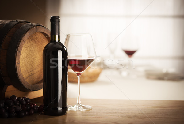 Wijnglas fles stilleven rode wijn glas restaurant Stockfoto © stokkete
