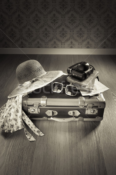 Foto stock: Vintage · verano · vacaciones · viajero · maleta · gafas · de · sol