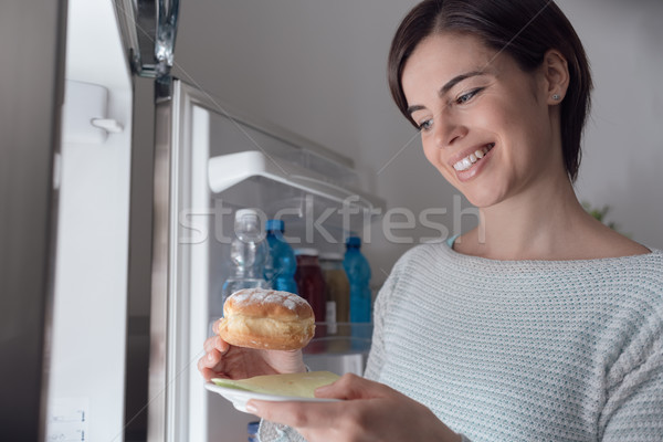 Kadın pasta dışarı buzdolabı Stok fotoğraf © stokkete