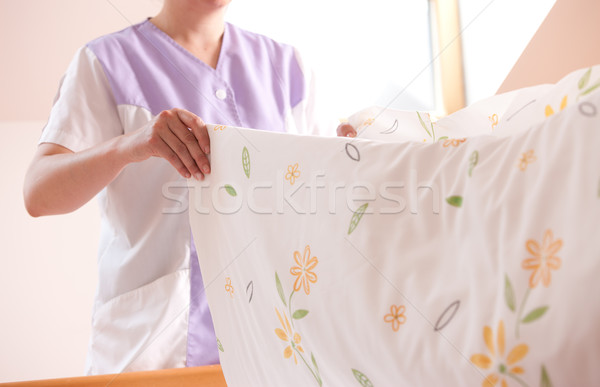 Femme lit invité chambre aider [[stock_photo]] © stokkete