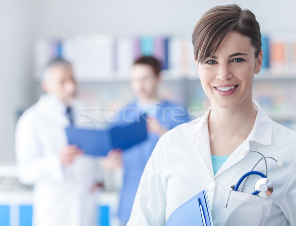 Homme médecin posant bureau jeunes souriant [[stock_photo]] © stokkete