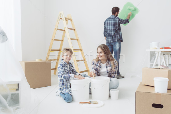 Lakásfelújítás fiatal család otthon átalakítás festmény Stock fotó © stokkete