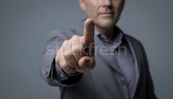 Geschäftsmann Schnittstelle Hinweis Bildschirm Zeigefinger Stock foto © stokkete