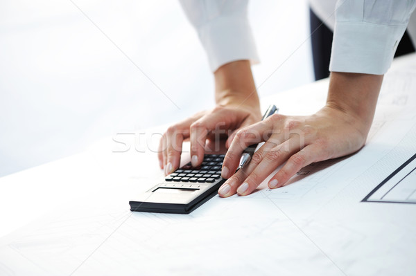 Handen calculator vrouw geld hand werk Stockfoto © stokkete