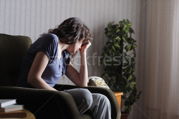 鬱悶 年輕女子 坐在 椅子 家 商業照片 © stokkete