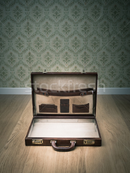 Nyitva klasszikus aktatáska bőr keményfa padló retro Stock fotó © stokkete