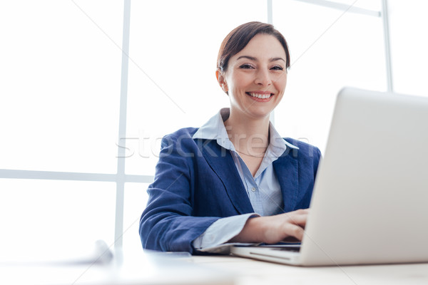 [[stock_photo]]: Réussi · femme · d'affaires · portrait · souriant · posant · bureau