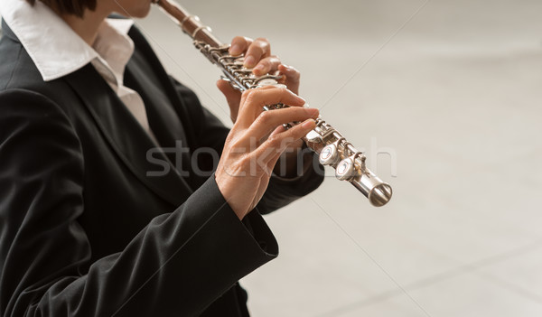 Femeie joc flaut elegant muzica clasica profesional Imagine de stoc © stokkete
