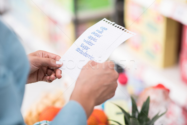 Vrouw winkelen lijst kruidenier supermarkt voortvarend Stockfoto © stokkete