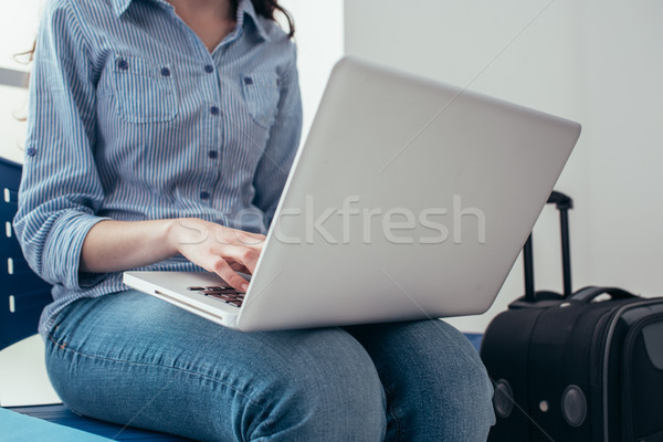 Mulher espera ouvir mulher jovem usando laptop Foto stock © stokkete