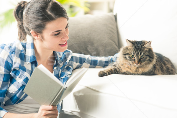 Femeie joc pisică femeie zambitoare carte Imagine de stoc © stokkete