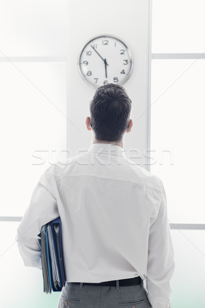 Om de afaceri ceas birou vedere din spate timp Imagine de stoc © stokkete
